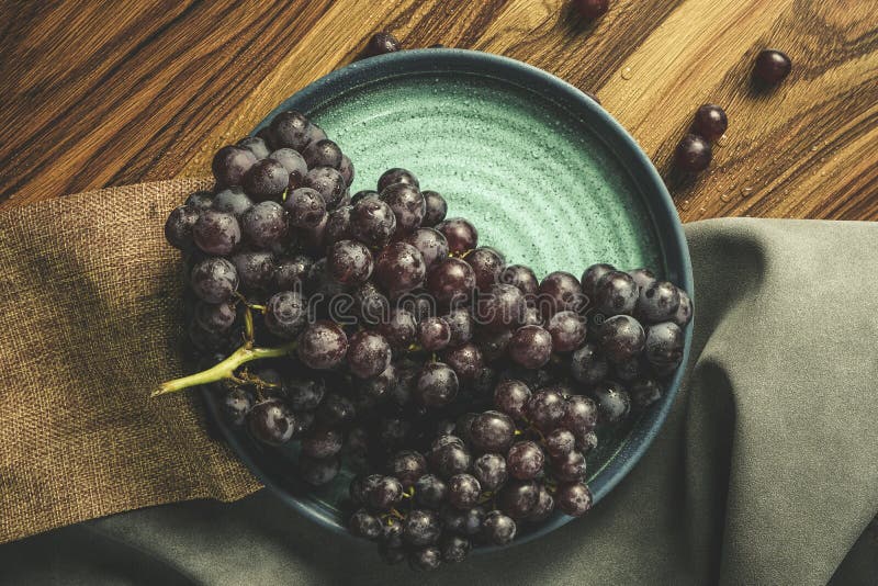 Un sacco di uva rossa immagine stock