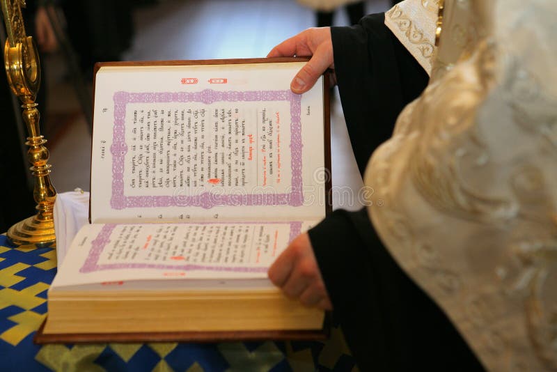 Un Sacerdote Está Leyendo La Sagrada Biblia Foto de archivo - Imagen de boda, ortodoxo: 87496506 Un Sacerdote Está Leyendo La Sagrada Biblia Foto de archivo - Imagen de boda, ortodoxo: 87496506