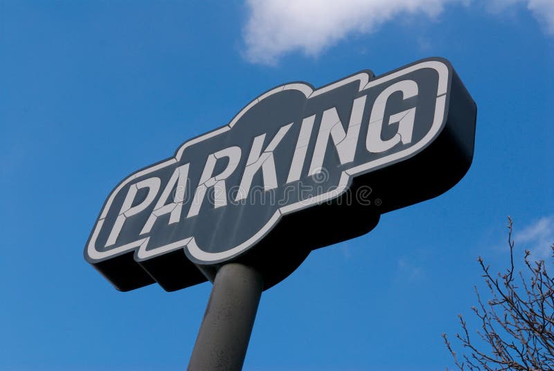 Un segno di parcheggio su un cielo blu luminoso fotografie stock libere da diritti Un segno di parcheggio su un cielo blu luminoso fotografie stock libere da diritti