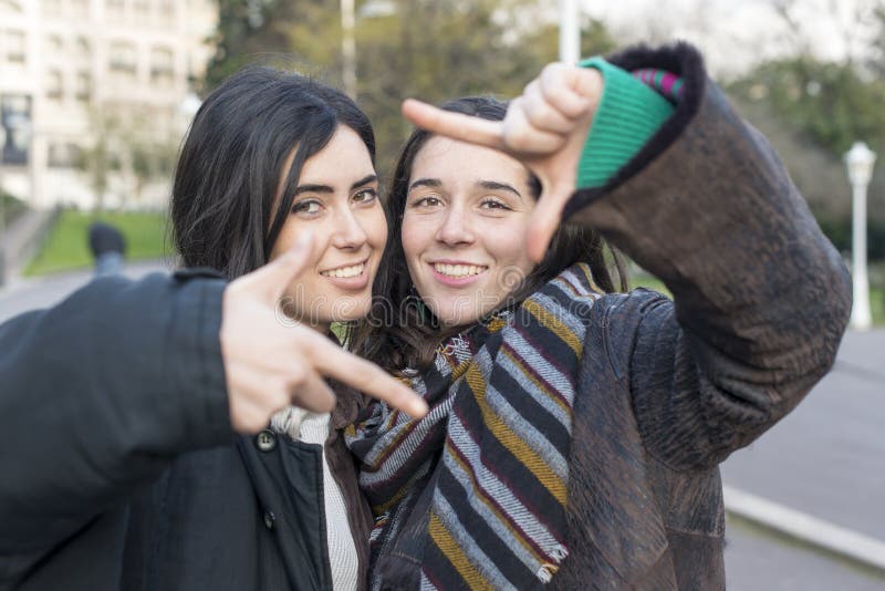 Un selfie felice di due amici della donna nella via immagini stock Un selfie felice di due amici della donna nella via immagini stock