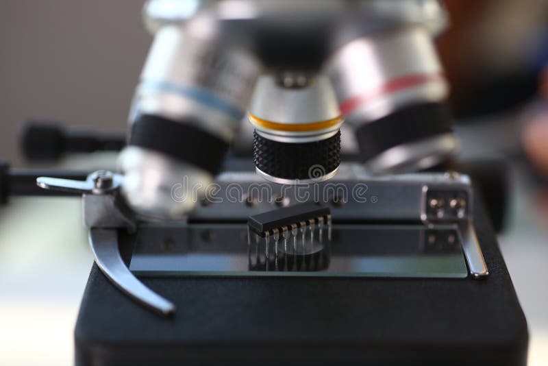 Un servizio di riparazione del computer degli impiegati fotografie stock