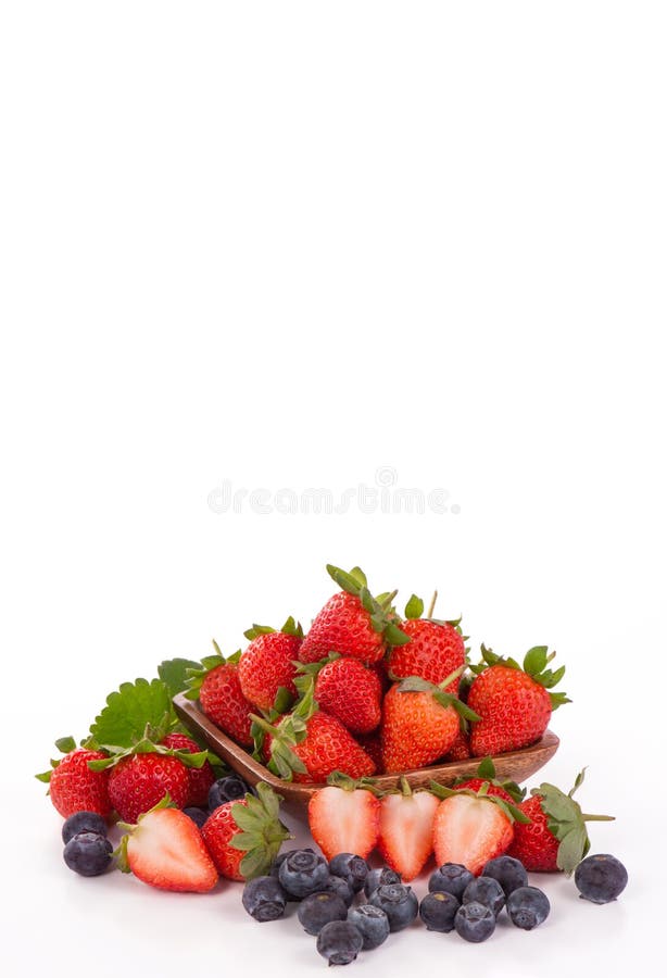 Un set de castron de căpșuni și afine frumoase și delicioase, izolate pe fond alb, care să închidă calea de tăiere a spațiului pen royalty free stock photography