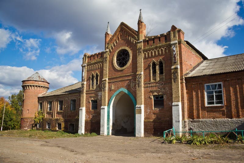 Un señorío arruinado viejo abandonend ‘castillo de Okhotnikov ‘en la región de Orel imagen de archivo Un señorío arruinado viejo abandonend ‘castillo de Okhotnikov ‘en la región de Orel imagen de archivo