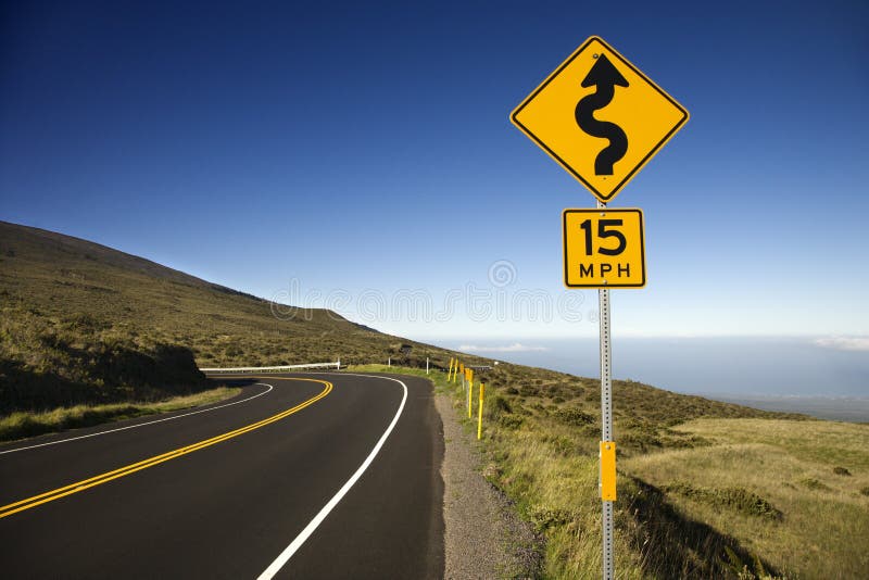 Un signe et une route dans Haleakala.