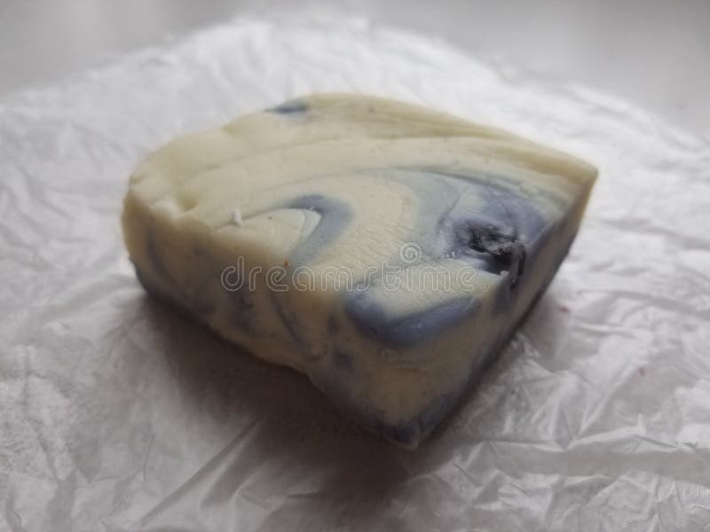 Un singolo piccolo pezzo di fondente della torta di formaggio del mirtillo immagini stock libere da diritti Un singolo piccolo pezzo di fondente della torta di formaggio del mirtillo immagini stock libere da diritti