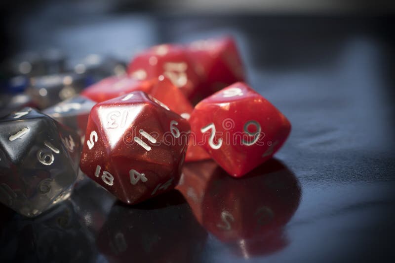 Un sistema de dados rojos y transparentes del RPG fotografía de archivo Un sistema de dados rojos y transparentes del RPG fotografía de archivo