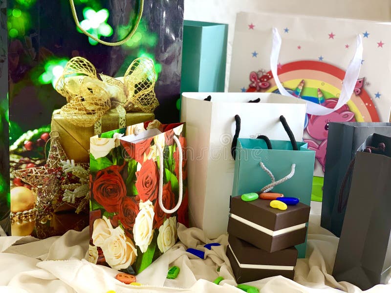 Un sistema de los paquetes para los regalos, los bolsos y las cajas para los regalos Empaquetado del color Colores brillantes foto de archivo libre de regalías Un sistema de los paquetes para los regalos, los bolsos y las cajas para los regalos Empaquetado del color Colores brillantes foto de archivo libre de regalías