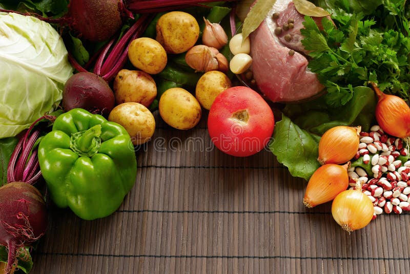 Un sistema de recién hecho en un fondo de madera marrón Un sistema de verduras y de carne para cocinar el borsch rojo fotografía de archivo libre de regalías Un sistema de recién hecho en un fondo de madera marrón Un sistema de verduras y de carne para cocinar el borsch rojo fotografía de archivo libre de regalías