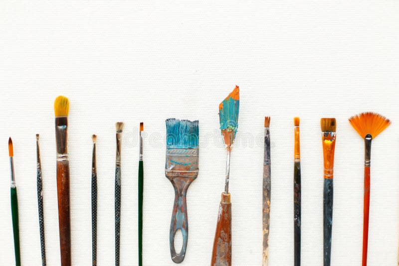 Un sistema del artista miente en un fondo blanco Cepillos del vintage imagen de archivo Un sistema del artista miente en un fondo blanco Cepillos del vintage imagen de archivo