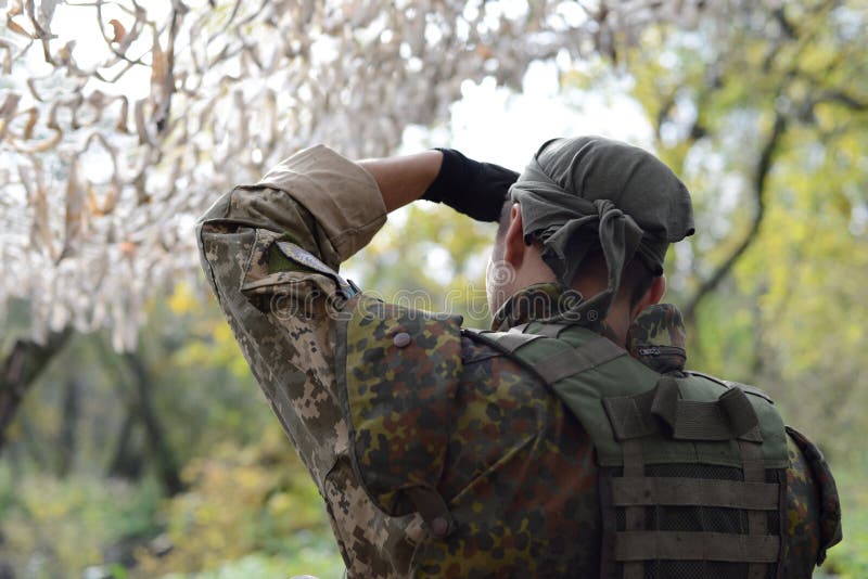 Un soldat de l'armée ukrainienne Bandana sur sa tête dos antérieur photographie stock libre de droits Un soldat de l'armée ukrainienne Bandana sur sa tête dos antérieur photographie stock libre de droits