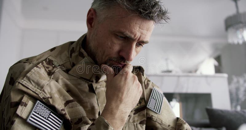 Un soldat en camouflage travaille sur un ordinateur portable. communication et travail en ligne. prise de vue rapprochée banque de vidéos