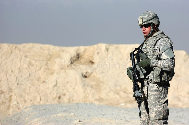 Un soldat extérieur photographie stock Un soldat extérieur photographie stock