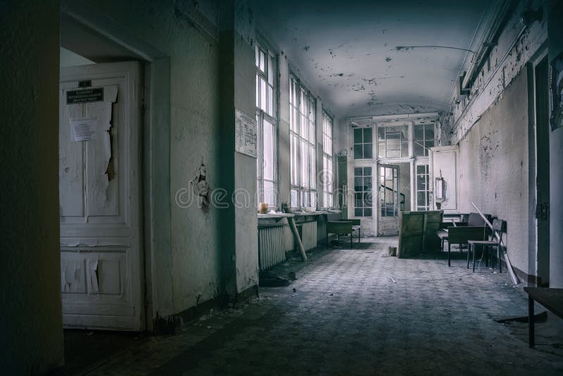 Une Pièce Ronde Effrayante Vide Dans Un Manoir Abandonné. Les Rayons  Lumineux Traversent Deux Fenêtres. Murs De Pierre Abîmés. Image stock -  Image du dépression, architecture: 233464207