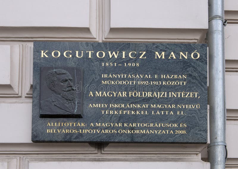 Un soulagement et une plaque informationnelle honorant Kogutowicz Mano, un cartographe hongrois célèbre image libre de droits Un soulagement et une plaque informationnelle honorant Kogutowicz Mano, un cartographe hongrois célèbre image libre de droits