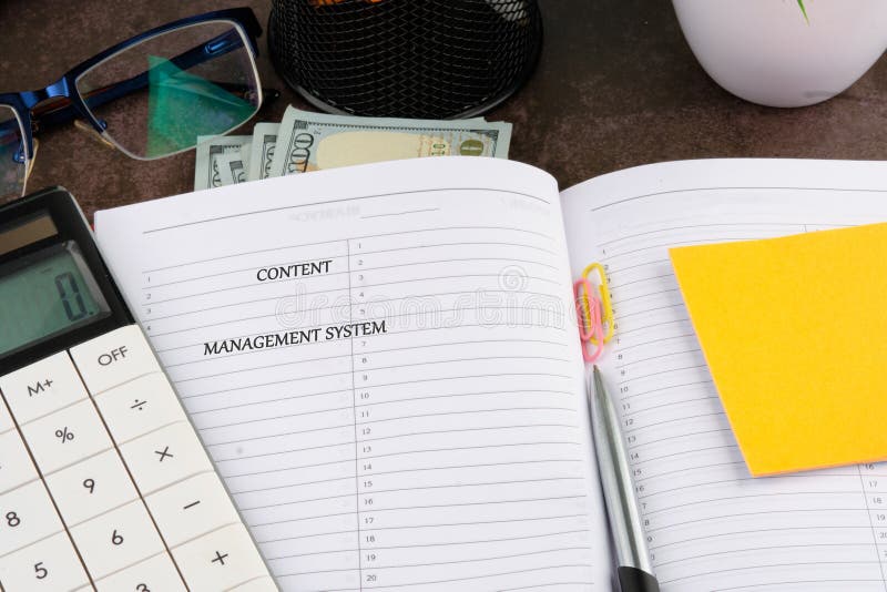 Un spațiu de lucru afișează instrumente pentru gestionarea unui sistem de gestionare a conținutului care include un notebook pentr stock images