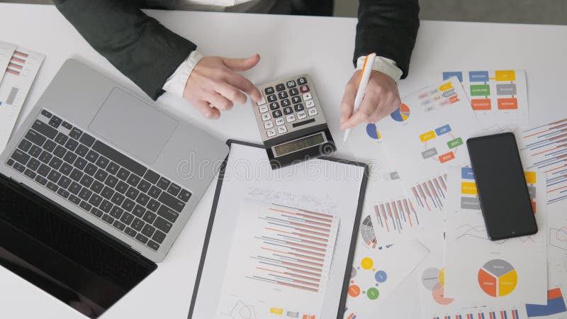 Un spațiu de lucru profesional cu un calculator pentru notebook și diverse documente financiare adaptate pentru o întreprindere ef stock video