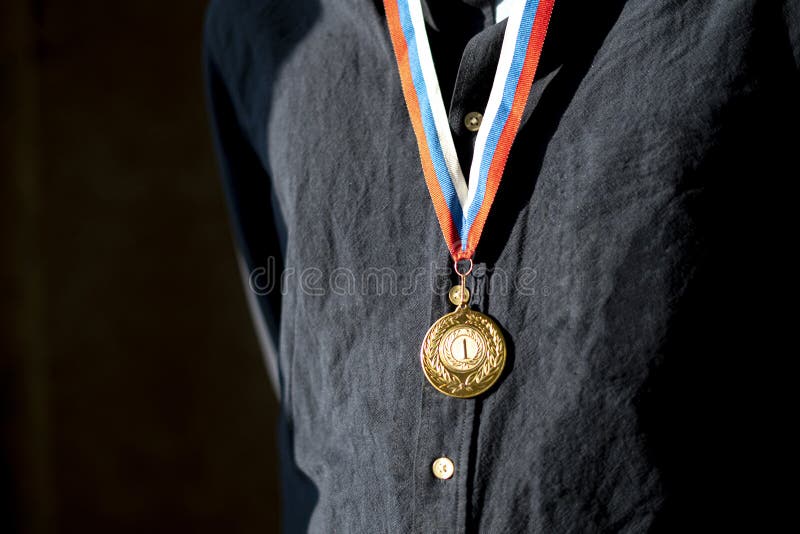 Un Sportif Masculin Avec Une Médaille D'or Sur Un Champion De Poitrine  Photo stock - Image du concurrence, joueur: 221657110