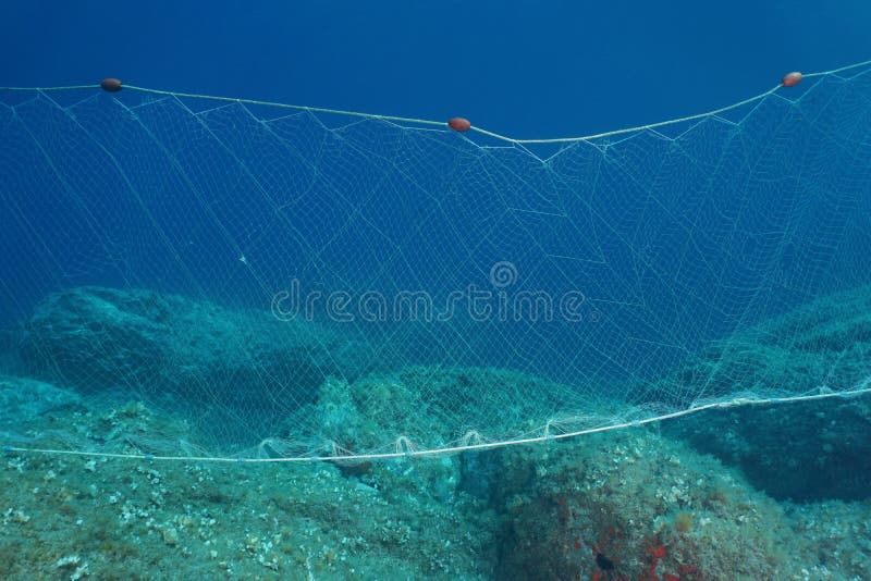 Un Submarino De La Red De Enmalle De La Red De Pesca En El Fondo Del