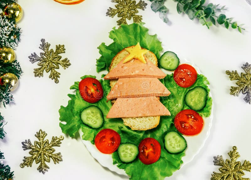 Un sándwich divertido con un árbol de Navidad comestible hecho de pan, salchichas y queso Idea para desayunos para niños Comida d fotos de archivo