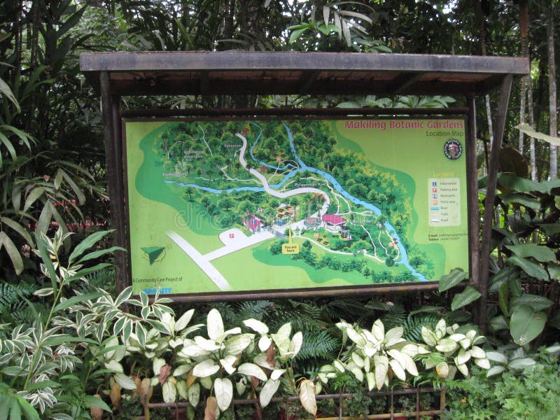 Un tablero de la muestra de la información en los jardines botánicos de Makiling, Filipinas fotos de archivo Un tablero de la muestra de la información en los jardines botánicos de Makiling, Filipinas fotos de archivo