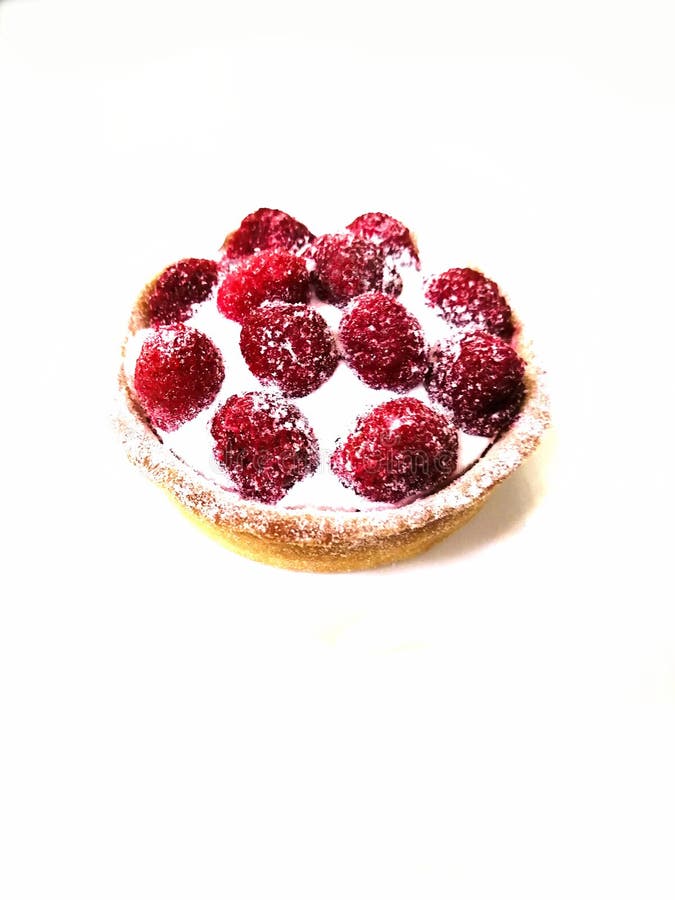 Un tartlet una torta de la frambuesa con crema en una placa blanca en una placa blanca imagen de archivo Un tartlet una torta de la frambuesa con crema en una placa blanca en una placa blanca imagen de archivo