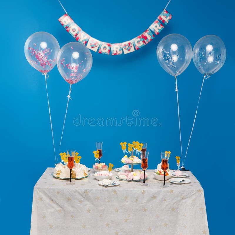 Decorazioni Con Palloncini E Una Candela Di Compleanno Felice Con Il Numero  Di 2 Anni Per Un Bambino. Auguri Di Buon Compleanno in Fotografia Stock -  Immagine di partito, fiamma: 246688716