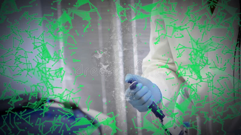 Un technicien de laboratoire gélé tenant le liquide de distribution de la pipette en laboratoire avec recouvrement de réseau vert clips vidéos