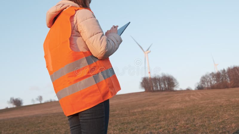 Un technicien en éoliennes contrôle l'exploitation des éoliennes le soir. production d'électricité verte clips vidéos