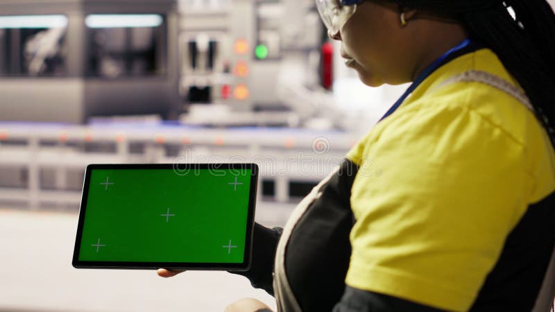 Un technicien industriel utilise une tablette à écran isolé banque de vidéos