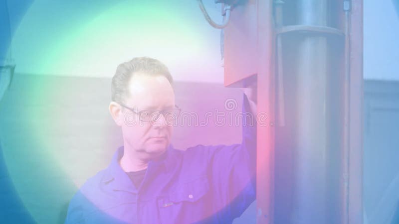 Un technicien masculin inspecte la presse industrielle avec une couverture en dégradé vert-bleu animé clips vidéos