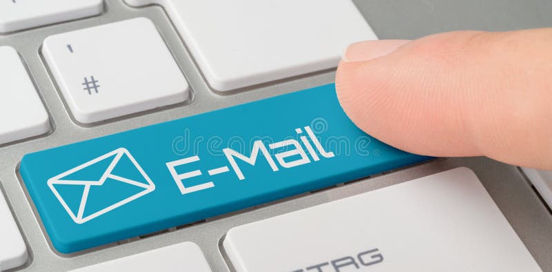 Un teclado con un botón etiquetado azul - email imagen de archivo Un teclado con un botón etiquetado azul - email imagen de archivo