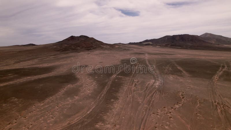 Un terrain d'aviation abandonné dans le désert de Jandia capturé par drone à Fuerteventura clips vidéos