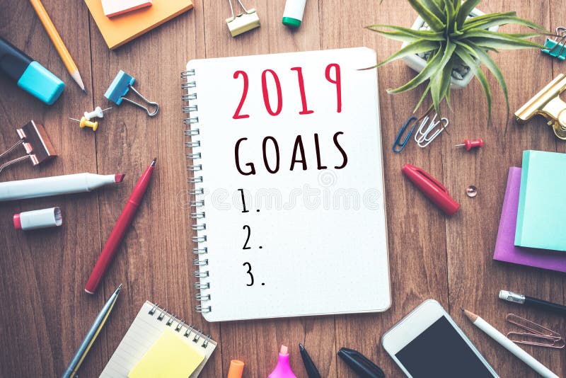 un testo di 2019 scopi sul blocco note con gli accessori dell'ufficio Piano aziendale fotografia stock libera da diritti un testo di 2019 scopi sul blocco note con gli accessori dell'ufficio Piano aziendale fotografia stock libera da diritti