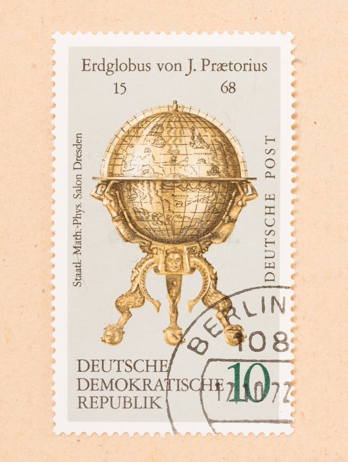 Un timbre imprimé en Allemagne montre un globe d'or, vers 1972 photo stock Un timbre imprimé en Allemagne montre un globe d'or, vers 1972 photo stock