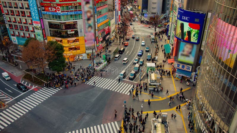 Un timelapse de la traves?a famosa en d3ia tirado amplio de la inclinaci?n del alto ?ngulo de Shibuya Tokio