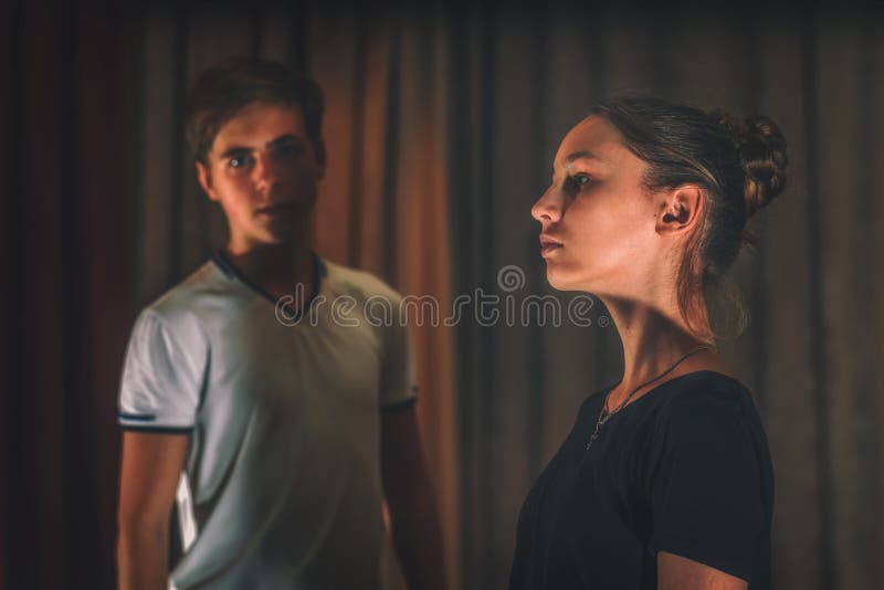 Un tipo e una ragazza che provano un ballo emozionale in scena immagini stock Un tipo e una ragazza che provano un ballo emozionale in scena immagini stock