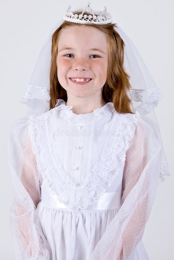 La première communion de la jeune fille photos stock La première communion de la jeune fille photos stock