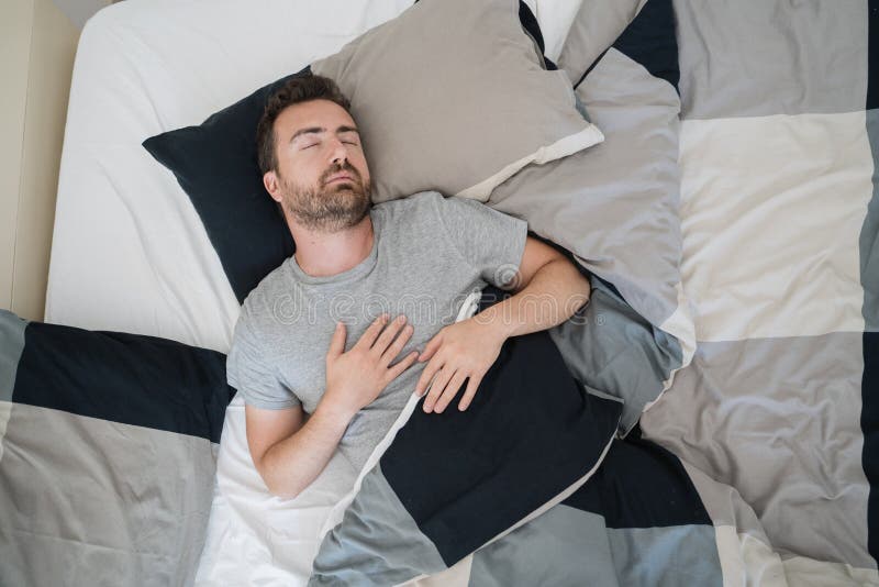 Sognare Un Morto Che Dorme Nel Letto Un Tizio Rilassato Che Dorme Nel Suo Letto a Casa Fotografia Stock