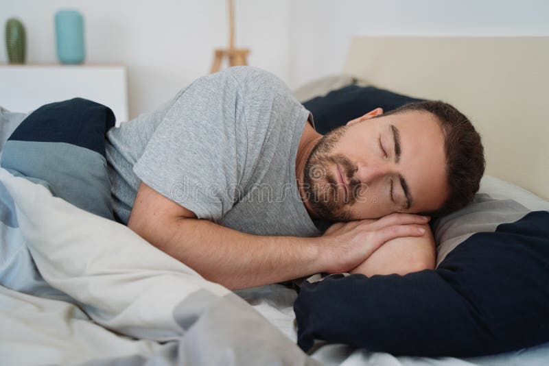 Sognare Un Morto Che Dorme Nel Letto Un Tizio Rilassato Che Dorme Nel Suo Letto a Casa Fotografia Stock