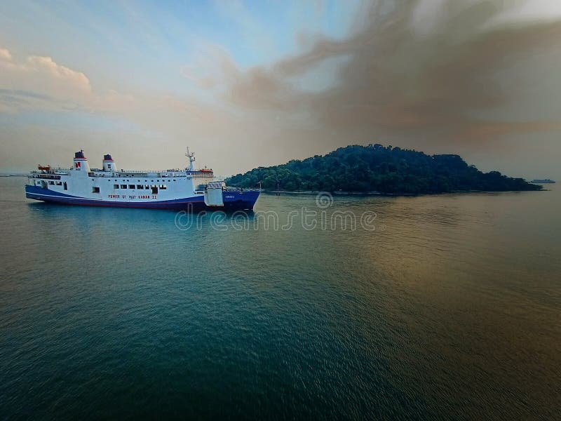 Un traghetto sta per partire per trasportare passeggeri dal porto di merak al porto di mangrove indonesia fotografia stock