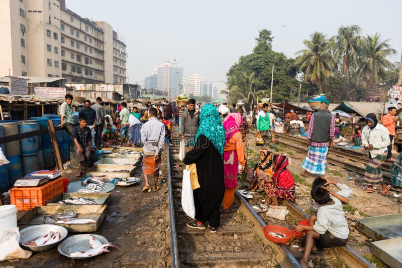 Un train conduit par un marché très occupé de ville, Dhaka, Bangladesh photo stock Un train conduit par un marché très occupé de ville, Dhaka, Bangladesh photo stock