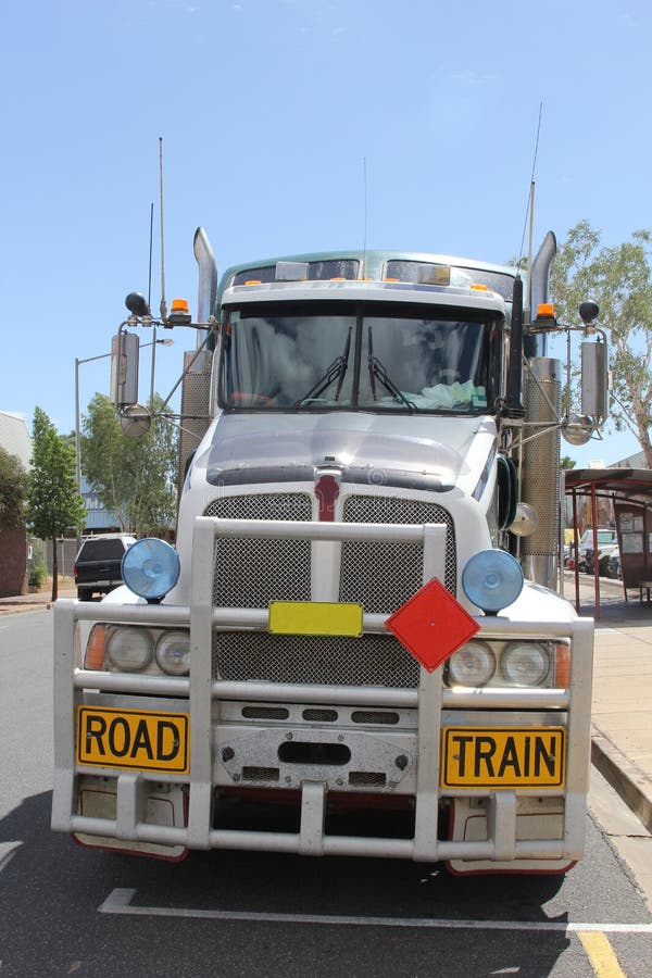 Transport de biens de consommation par convoi routier en Australie photographie stock libre de droits