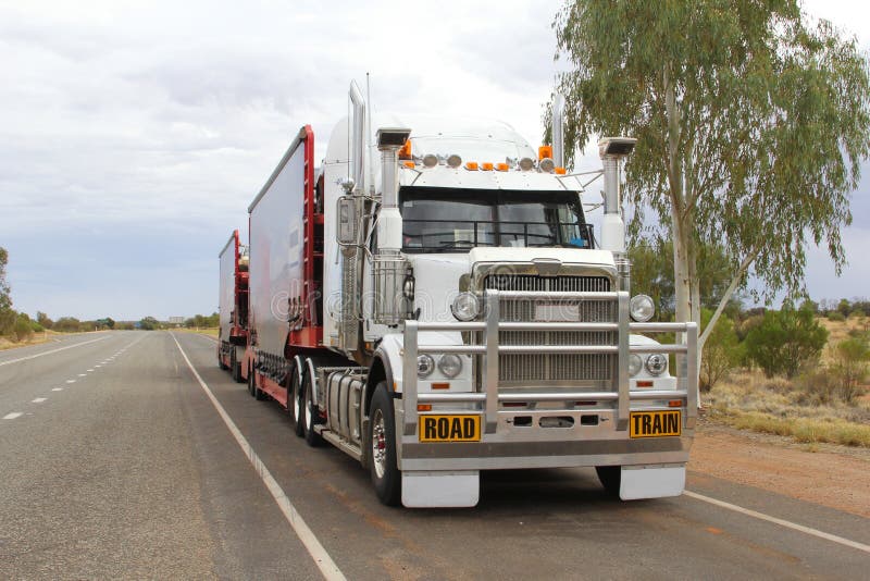 Transport par convoi exceptionnel dans l'Outback australien, Australie photographie stock