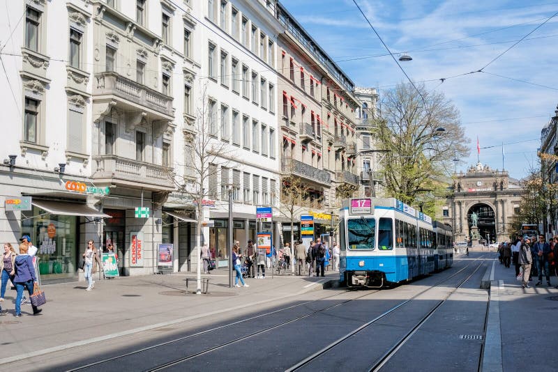 Un tram che attraversa il ponte di Bahnhofbrucke nella città di Zurigo I tram sono importanti fotografia stock libera da diritti