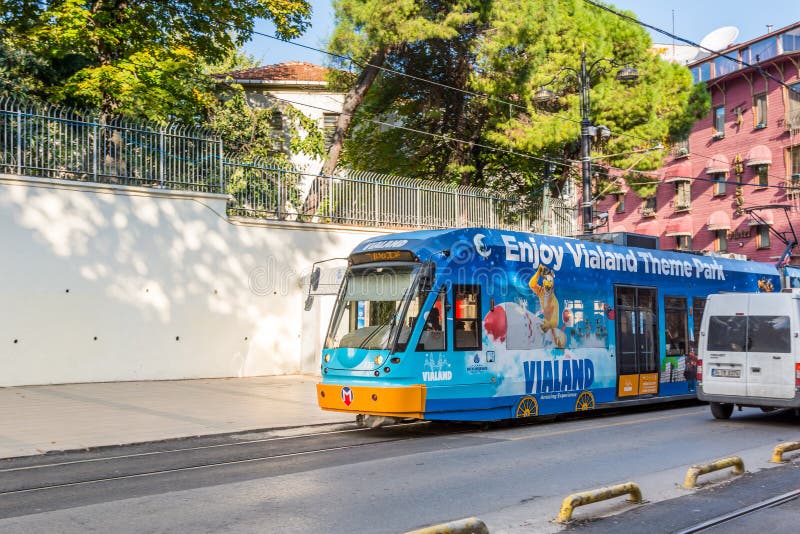 Un tram che attraversa la strada di istanbul con uno sfondo di ferrovia in turchia dallo stretto del Bosforo in una giornata di so fotografia stock