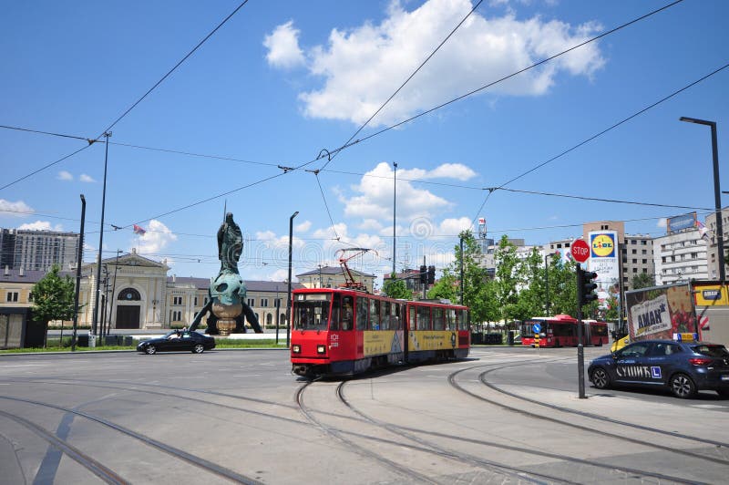 Un tram che passa per un monumento a zar dushan il potente immagine stock