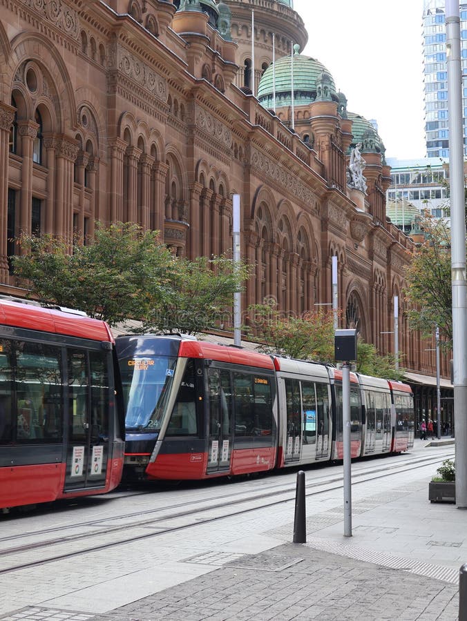 Un tram moderno che passa davanti a un edificio classico e centenario fotografie stock libere da diritti