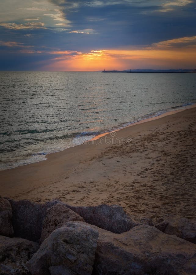 Un tramonto dorato di sera adorabile sopra il mare. fotografia stock libera da diritti Un tramonto dorato di sera adorabile sopra il mare. fotografia stock libera da diritti