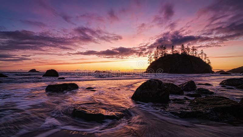 Un tramonto drammatico alla spiaggia, immagine di colore. Un tramonto molto variopinto e drammatico sopra l'oceano Pacifico