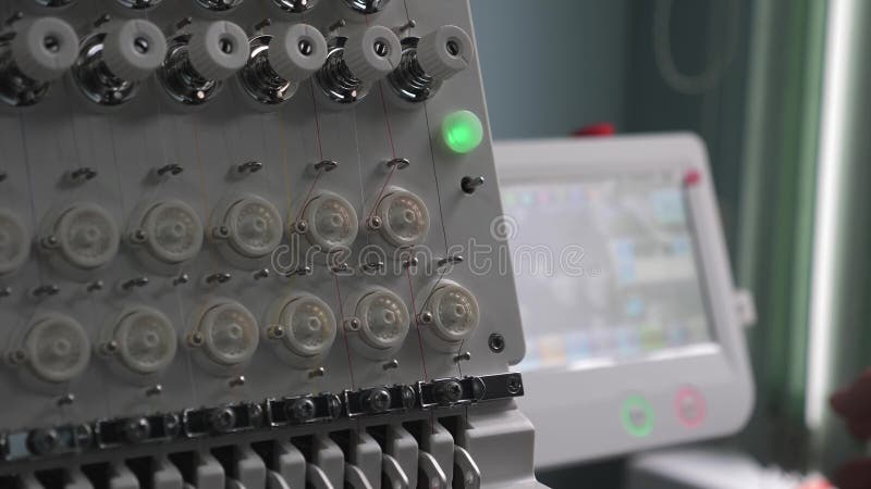 Un travailleur programme une machine à coudre avec un CNC à l'aide d'un ordinateur tablette L'opérateur configure la machine cnc clips vidéos
